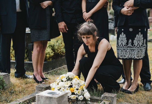 Ile wynosi zasiłek pogrzebowy i komu przysługuje?