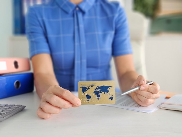 Ile idzie karta EKUZ pocztą i od czego to zależy?