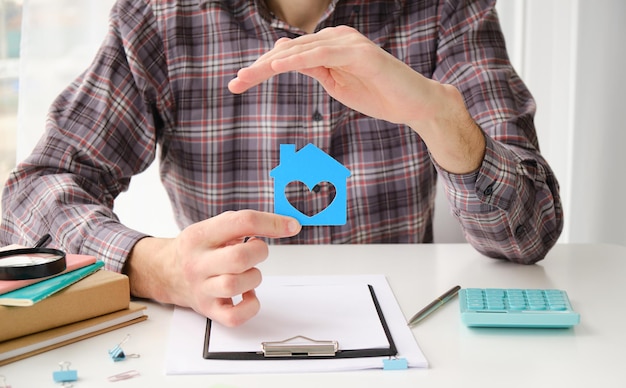 Jak prawidłowo zaksięgować ubezpieczenie majątkowe w firmie?