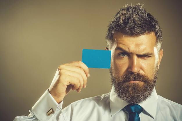 Jak długo wyrabia się kartę EKUZ i co może wpłynąć na czas oczekiwania?